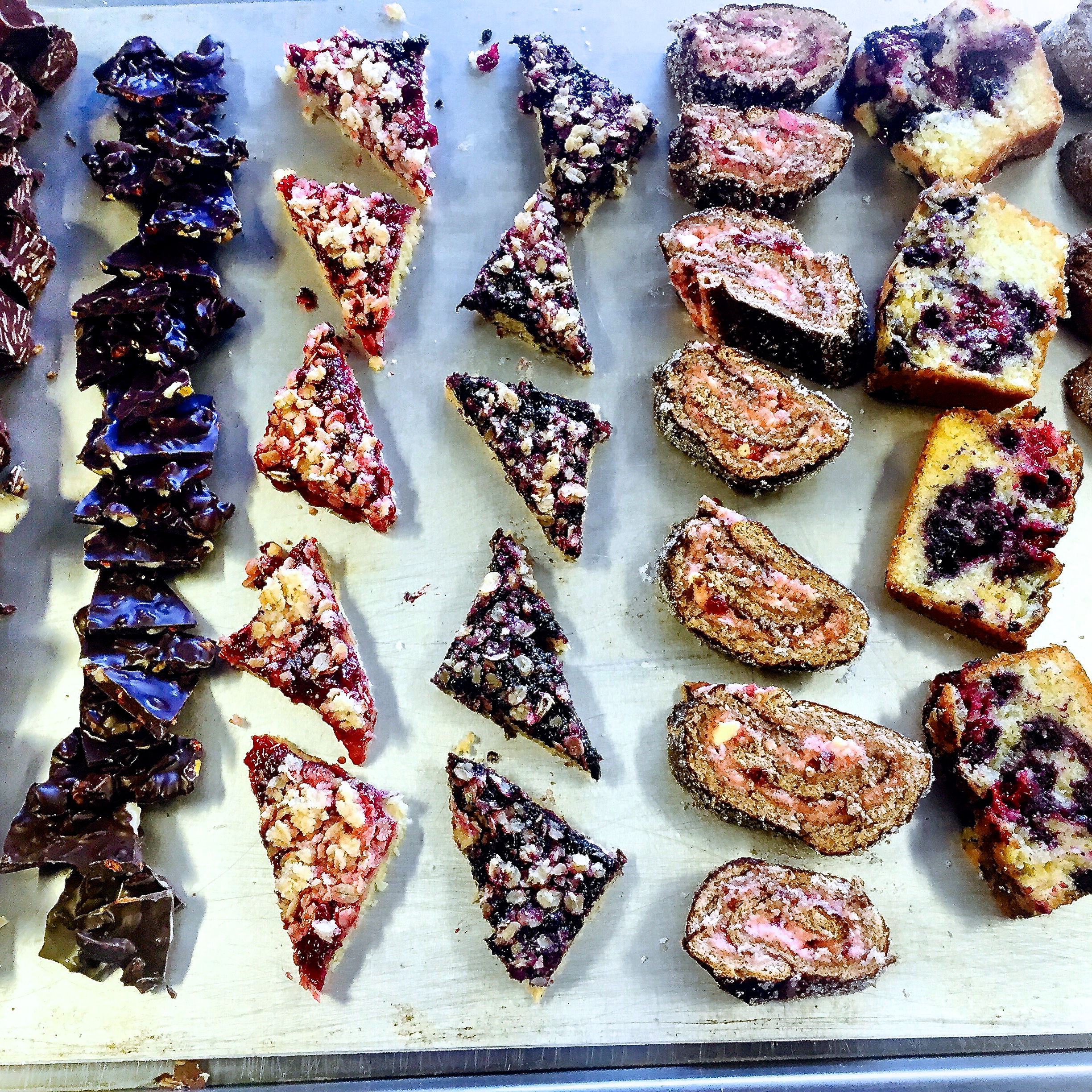 Wienernougat, Nöt- och fruktchoklad, Lingonsnitt, Blåbärssnitt, Pepparkaksrulltårta med lingonsmörkräm, Drottningkaka