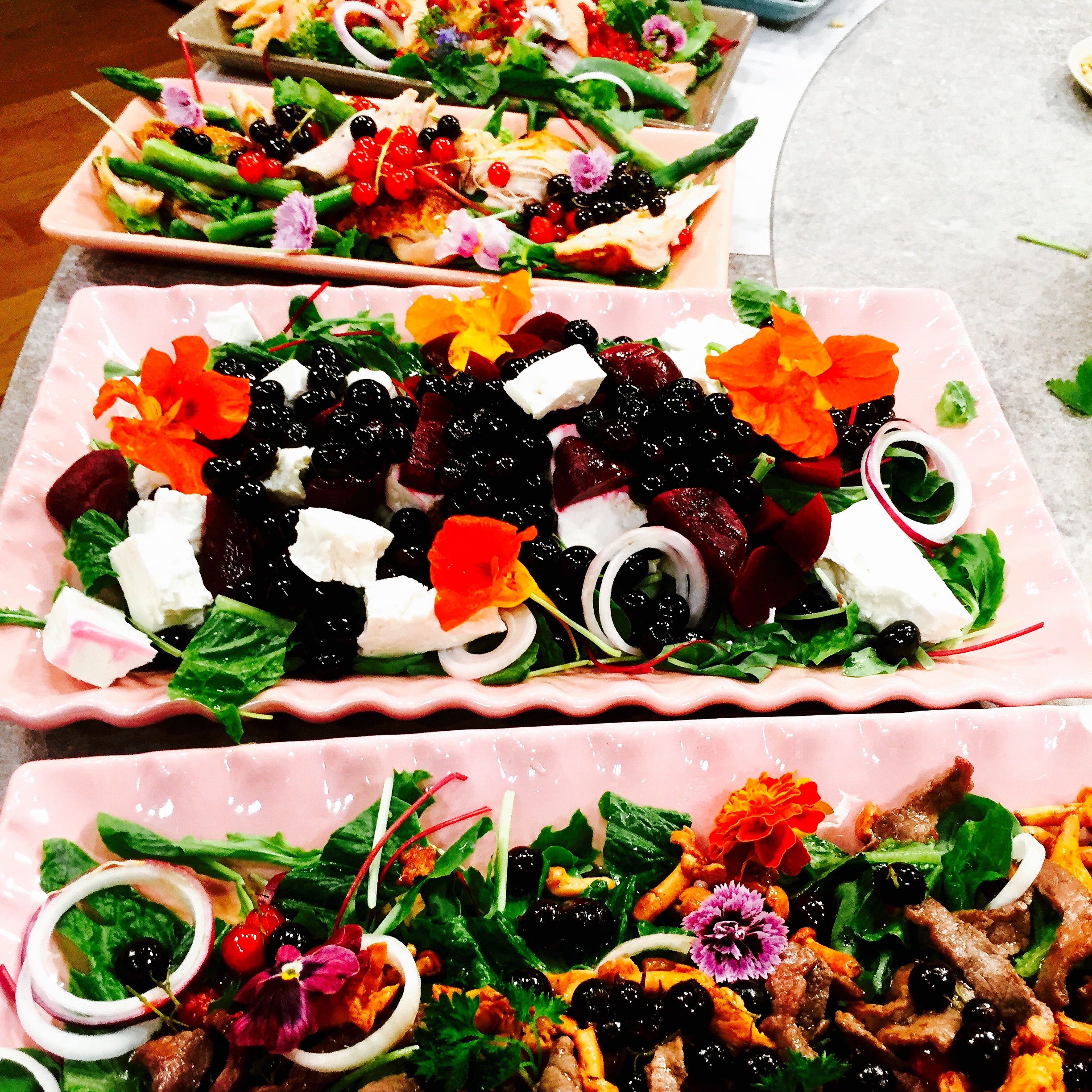 Biffsallad med kantareller och ljummen svart vinbärsdressing, Fetaost med marinerade blåbär, rödbetor och rödlök,  monika ahlberg